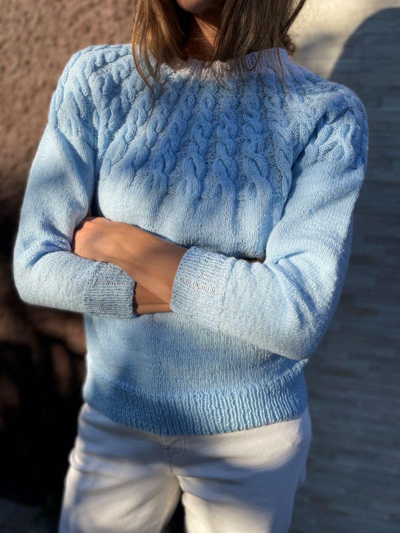 Sweter ręcznie dziergany z warkoczem przy dekolcie