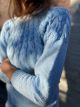 Sweter ręcznie dziergany z warkoczem przy dekolcie