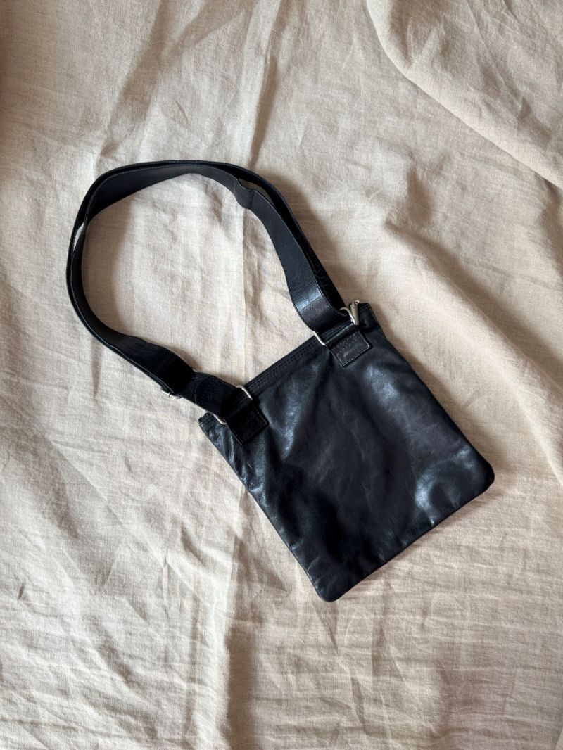 Czarna skórzana listonoszka