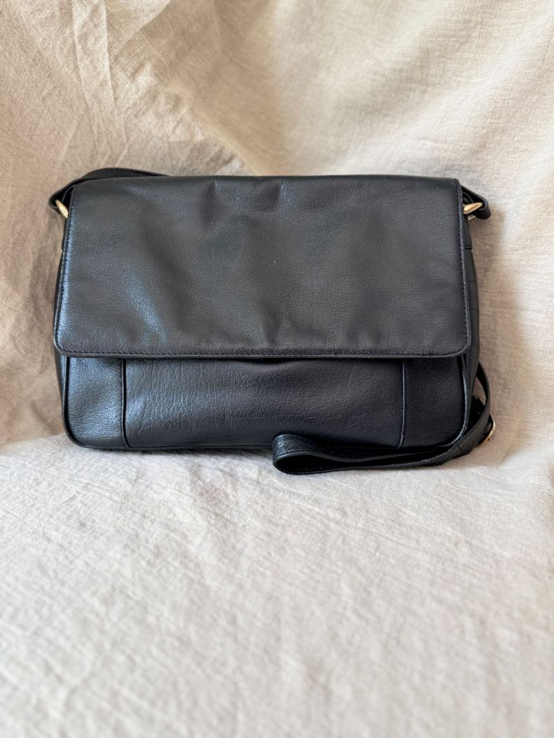 Duża czarna minimalistyczna skórzana torebka