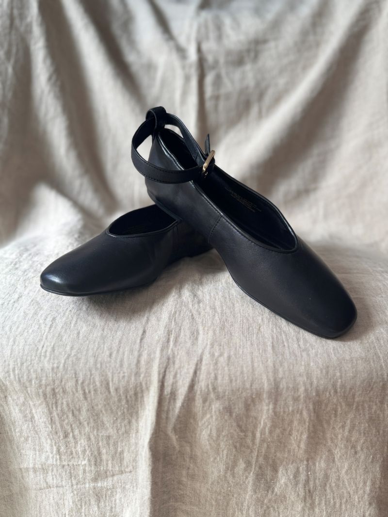 Skórzane baleriny damskie z paskiem - czarne, minimalistyczne