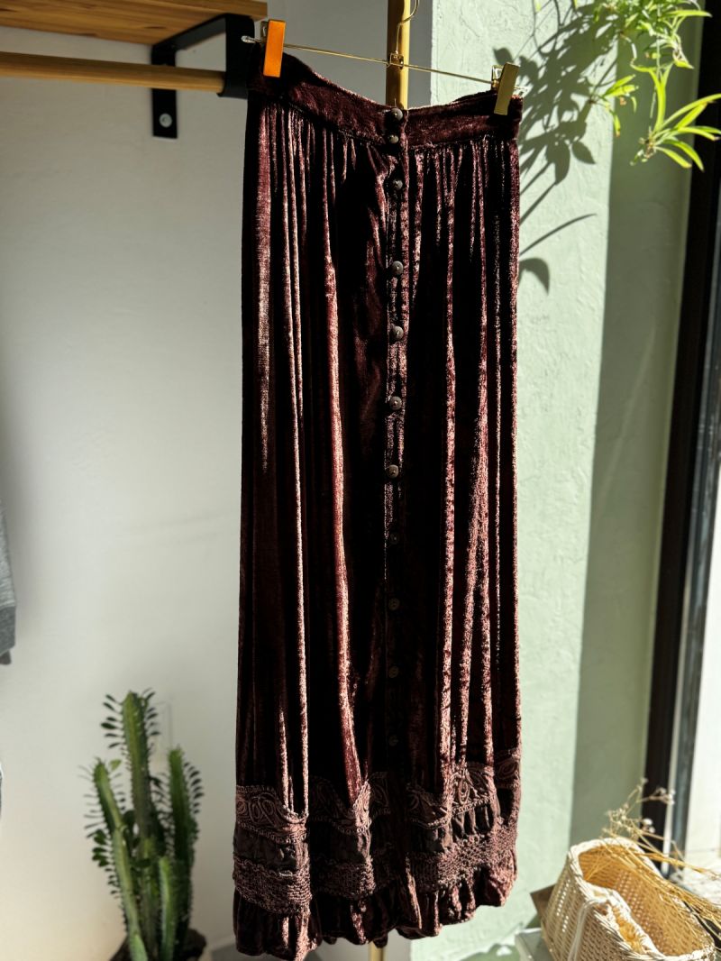 Ciepła spódnica z haftem