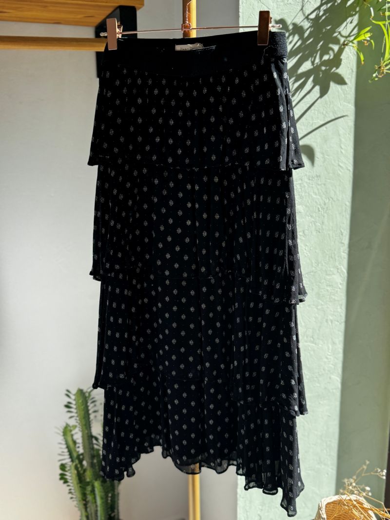 Spódnica na gumce z ciekawym wzorem.