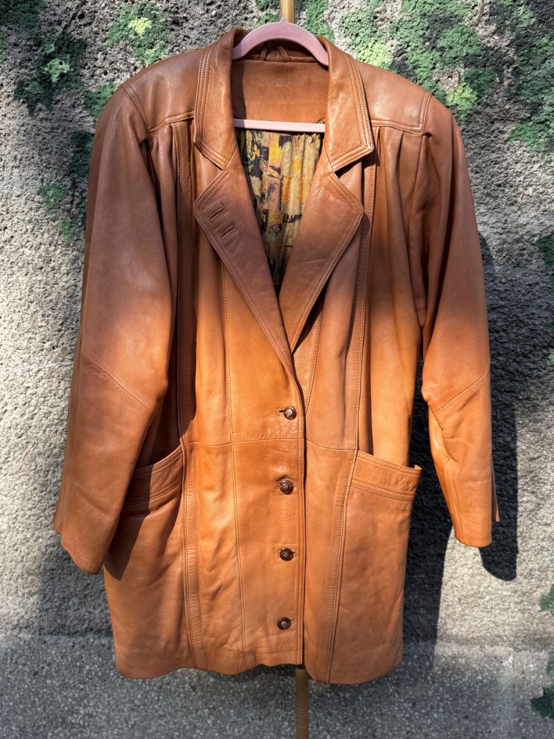 Długi skórzany płaszcz