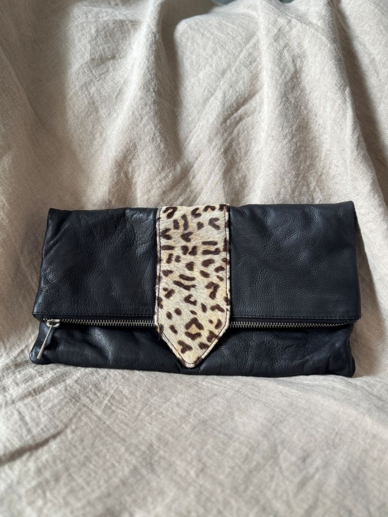 Skórzana torebka AMUST z zapięciem w panterkę