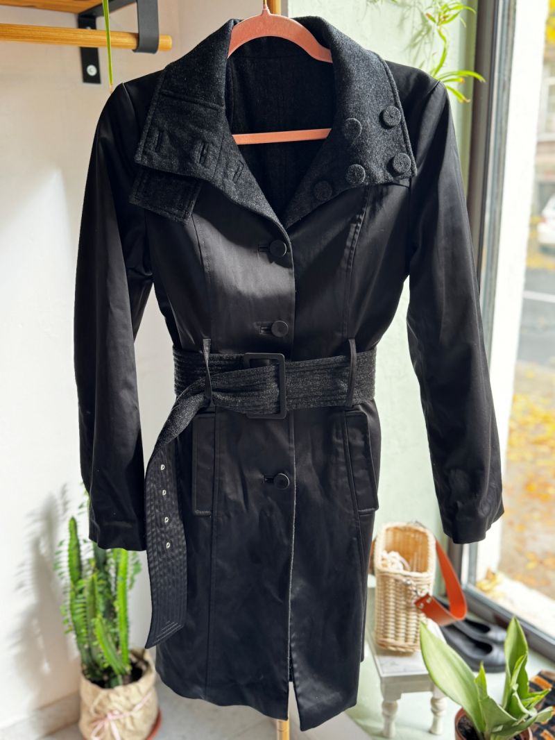 Kobiecy płaszcz zapinany na pasek