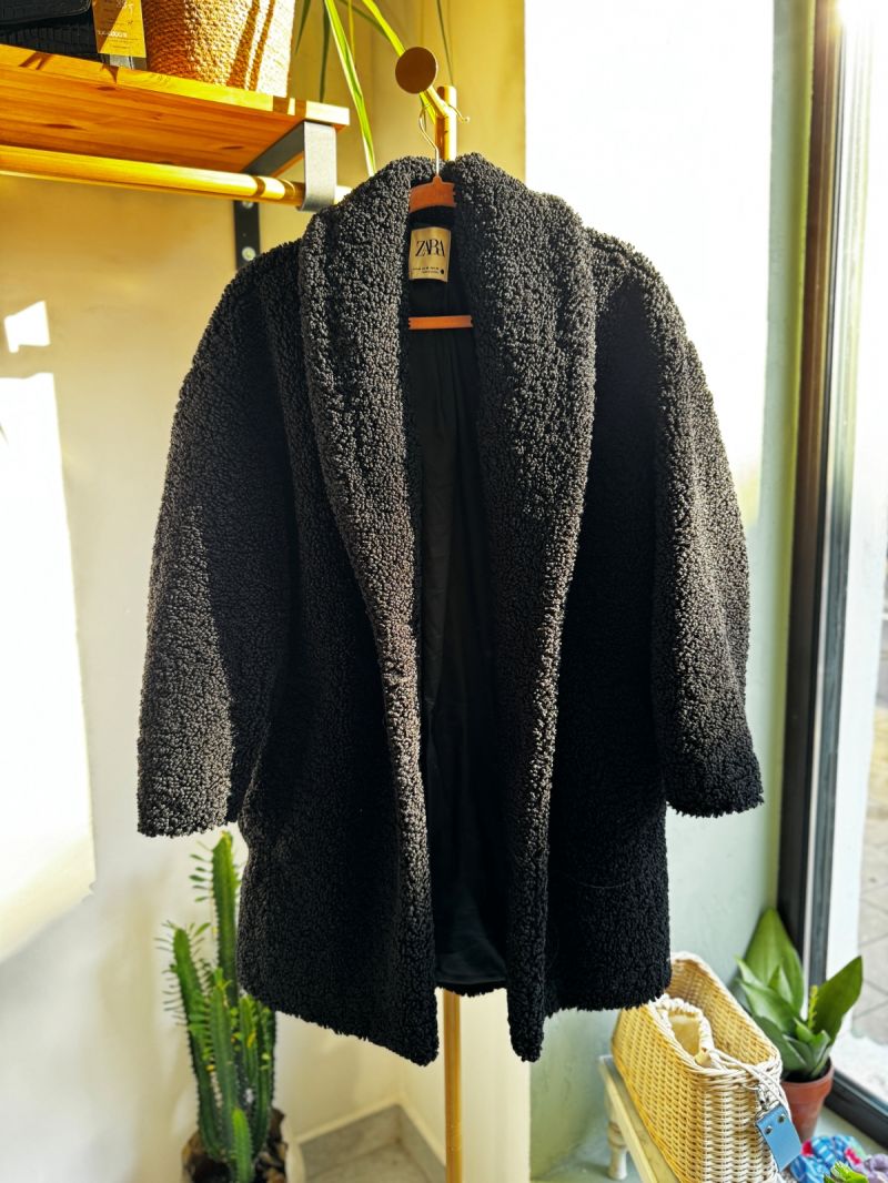 Czarny płaszcz teddy ze sztucznego futra ZARA