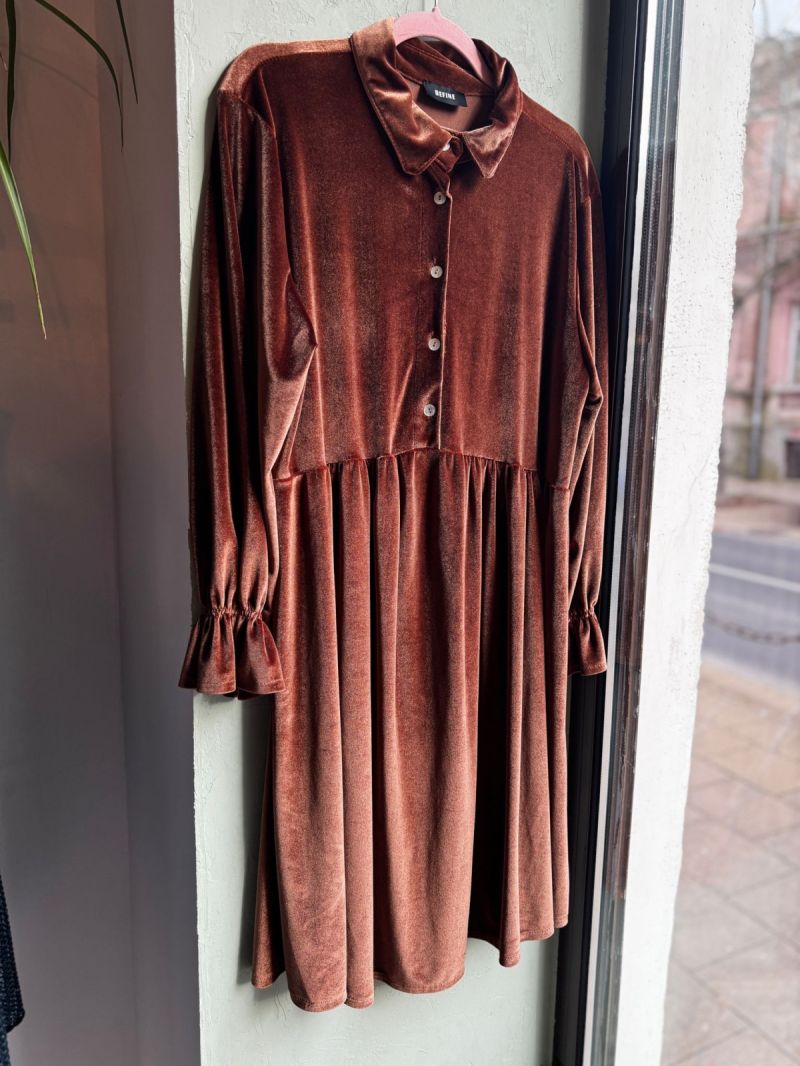 Błyszcząca brązowa sukienka świąteczna