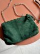 Zamszowa torebka w odcieniu butelkowej zieleni