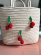 Pleciony materiałowy koszyczek z wisiekami